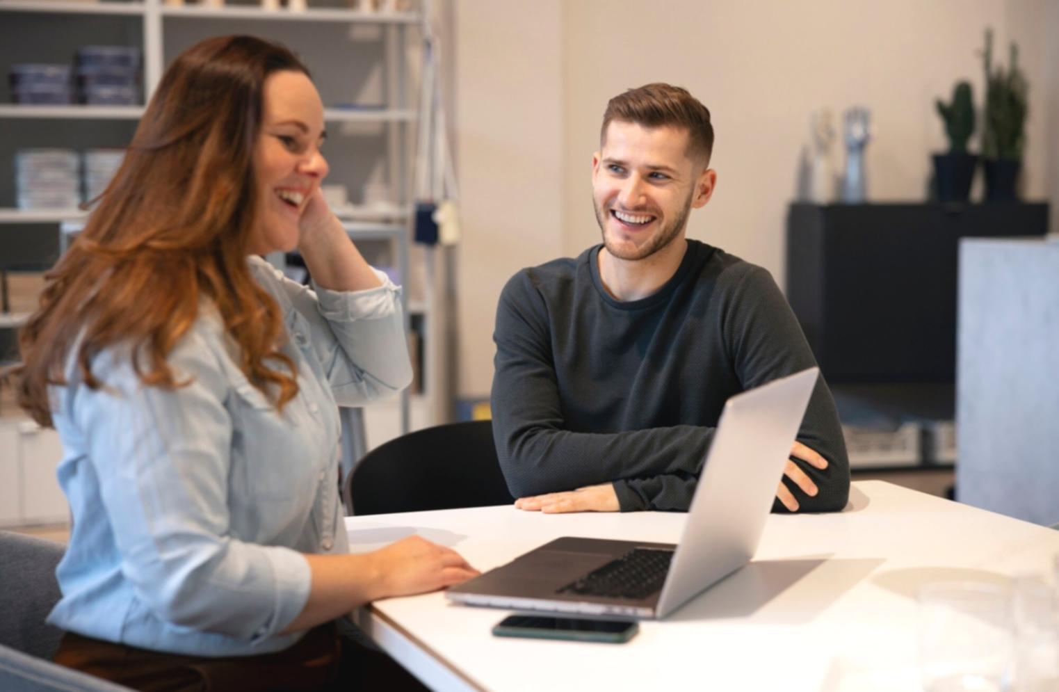 Session de formation en planification financière avec des professionnels analysant des stratégies d'investissement